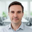 Portrait von Elias Salzger in einem modernen Besprechungsraum